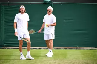         Stefanos et Apostolos Tsitsipas à Wimbledon. (P. Lahalle/L'Équipe)    