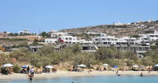 Les habitants de l'île des Cyclades sont vent debout contre la construction d'un hôtel cinq étoiles, accusé de dénaturer le littoral. 