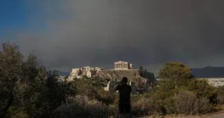 Ce dimanche, le ciel d'Athènes s'est couvert d'un voile noir de fumée. 