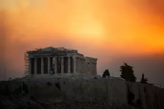 Penteli - Au moins cinq nouvelles localités ont été évacuées lundi matin, de même que deux hôpitaux, à Penteli, à une quinzaine de kilomètres au nord-est d'Athènes, en raison d'un violent incendie qui se rapproche rapidement de la capitale grecque