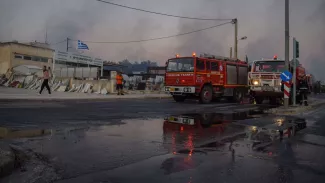 Ces sapeurs-sauveteurs, équipés de 31 véhicules dont des camions citernes pouvant transporter jusqu'à 8.000 litres d'eau, font partie du régiment de Brignoles et de Nogent-le-Rotrou (Eure-et-Loir). (Dimitris Aspiotis// SIPA)