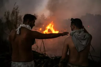 Athènes - Des milliers de personnes ont été forcées de quitter leur domicile. C'est le pire incendie de forêt de l'année en Grèce. Il s'est propagé sur un territoire asséché et a ravagé 10 000 hectares