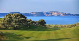 The Bay Course est un parcours scénique très valloné, pour corser l'affaire (ci-dessus). Surplombant la mer Ionienne, l'International Olympic Academy Golf Course (ci-dessous) a été dessiné par José-Maria Olazabal.            Costa Navarino        