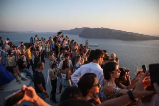 Santorin est connu pour ses couchers de soleil qui réunit les nombreux touristes présents sur l’île.