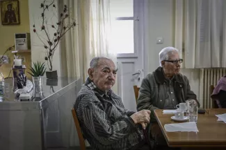 Dans un centre de soins ouvert pour personnes âgées, à Athènes, le 2 février 2024.  ARIS MESSINIS / AFP  