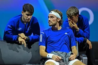         Stefanos Tsitsipas, ici conseillé par Carlos Alcaraz, a remporté son simple face à Thanasi Kokkinakis. (A. Hilse/Reuters)    