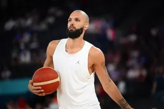 Evan Fournier tient son premier trophée en Europe. (A. Réau/L'Équipe)