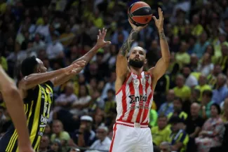 Evan Fournier commence par l'Euroligue par une défaite contre le Fenerbahçe. (A. Réau/@Olympiacos_BC)