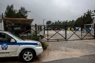 Devant le camp de migrants de Malakasa, dans le nord d'Athènes, en avril 2020. ANGELOS TZORTZINIS / AFP