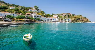 Avec ses paysages paradisiaques de bord de mer, la Grèce a accueilli 1,8 million de touristes français en 2023 (ici l'île d'Ikaria, photo d'illustration). Thomas Jastram / Thomas Jastram - stock.adobe.com