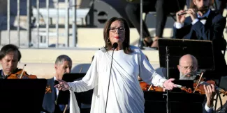 Nana Mouskouri chante les hymnes nationaux français et grec lors de la cérémonie de passation de la flamme olympique à Athènes, le 26 avril 2024.  © Zuma / Zuma/ABACA