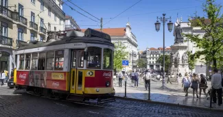 Au début des années 2000, le déficit public du Portugal oscille autour de 6 % du PIB par an, comme la France aujourd'hui. Jorge Castellanos / SOPA Images/ via Reuters