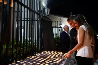 Tslil et Binyamin, originaires d'Israël et survivants du 7-Octobre, devant une synagogue d'Athènes, à l'occasion du premier anniversaire de l'attaque du Hamas, le 7 octobre 2024. PETROS GIANNAKOURIS / AP