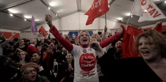 Des militants du parti grec Syriza lors des élections législatives du 25 janvier 2015. (LOUISA GOULIAMAKI / AFP)


