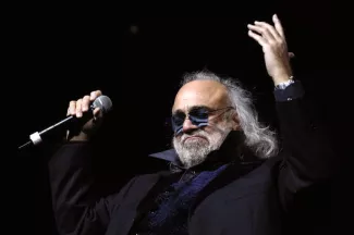 Demis Roussos sur le scène du Zénith à Paris, le 15 décembre 2006, lors d'un concert organisé dans le cadre de la tournée "Age tendre et têtes de bois" qui réunissait les idoles de la chanson des années 60. | 


