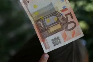 Au-delà de la Grèce, la dette est européenne La durée moyenne de la dette française est de 7,8 années, et le taux d'intérêt moyen du stock de dette publique est de 2,18 %.