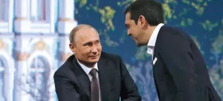 Vladimir Poutine et Alexis Tsipras au Forum économique international de Saint-Pétersbourg vendredi. Le leader grec a dénoncé «le cercle vicieux des sanctions» et mollement soutenu les accords de paix de Minsk. Crédits photo : GRIGORY DUKOR/REUTERS


