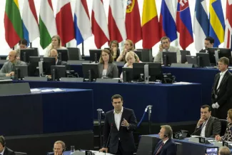 Le premier ministre grec Alexis Tsipras, au centre, prononce son discours au Parlement européen à Strasbourg , le mercredi 8 Juillet 2015. ( AP Photo / Jean- François Badias )


