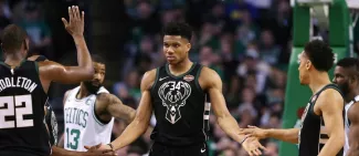 À 23 ans, Giannis Antetokoúnmpo, leader des Milwaukee Bucks (NBA), fait partie des rares candidats au titre de joueur de l'année en NBA (MVP).   © GETTY IMAGES NORTH AMERICA / AFP/ Maddie Meyer


