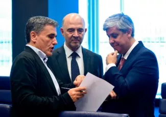 De gauche à droite, le ministre grec de l'économie, Euclid Tsakalotos, le commissaire européen aux affaires économiques, Pierre Moscovici et le président de l'Eurogroupe Mario Centeno, lors de la réunion au Luxembourg, le 21 juin.


