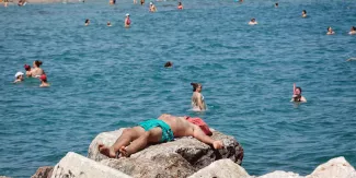 Le tourisme bat des records en Grèce : "Nous sommes débordés !" Sur cette plage proche d'Athènes, la vie est belle.@ LOUISA GOULIAMAKI / AFP