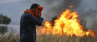 Les services de pompiers ont révisé dimanche à la hausse, à au moins 91 morts, le bilan des feux qui ont ravagé lundi la côte orientale de l'Attique et principalement la localité martyre de Mati. © Anadolu Agency/ Ayhan Mehmet


