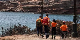 Des patrouilles poursuivent toujours leurs recherches en mer pour retrouver éventuellement d'autres victimes. @ LOUISA GOULIAMAKI / AFP


