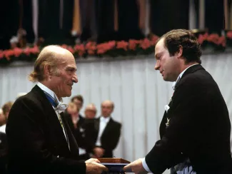 Elytis recevant le prix Nobel des mains du roi Charles XVI Gustave de Suède.