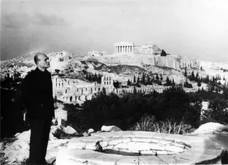 1958. Odysséas Elytis à Athènes sur fond d'Acropole