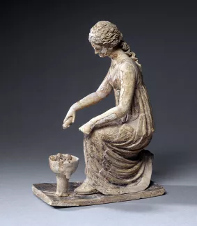 Figurine de jeune fille faisant une libation Vers 200. Musée du Louvre