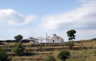 Une des nombreuses chapelles qui rythment le paysage de Kea.