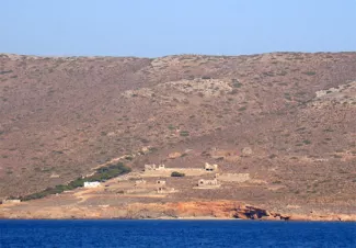 La sécheresse de Makronissos faisait partie des supplices auxquels étaient soumis les prisonniers politiques.