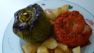 Ce jour-là on avait faim et comme il restait de la place dans le plat on ajouté quelques pommes de terre :)