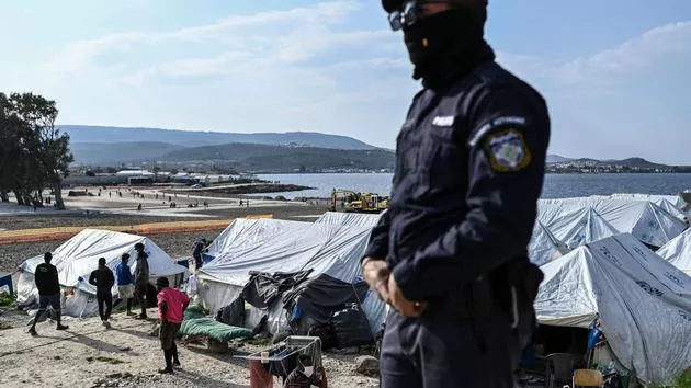 Un ancien champ de tir de l'armée abrite aujourd'hui les tentes du nouveau camp pour les réfugiés de Mytilène. ARIS MESSINIS/AFP


