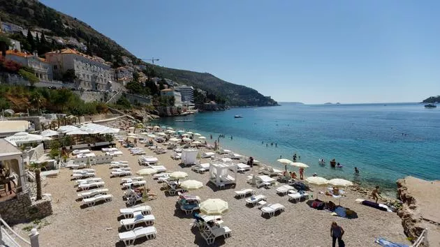 En Croatie, les chaises longues sont quasi désertes sur la plage de Banje. Située à quelques minutes du centre historique, c'est la plus célèbre de Dubrovnik. ANTONIO BRONIC/REUTERS


