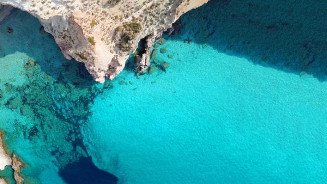La plage de Tsigrado, à Milos (Cyclades). aerial-drone - stock.adobe.com



