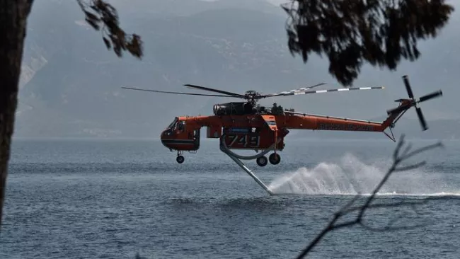 Un hélicoptère anti-incendie pompe de l'eau dans le nord-ouest du Péloponnèse le 1er août. L'ensemble de la Grèce est confronté à des incendies, favorisés par une chaleur caniculaire. LOUISA GOULIAMAKI / AFP


