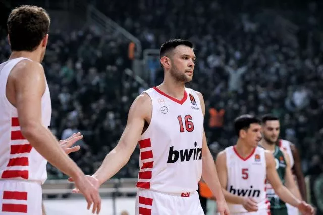 Kostas Papanikolaou et l'Olympiakos ne pourront pas jouer mercredi. Le club grec est durement touché par le Covid. (Euroleague.net)


