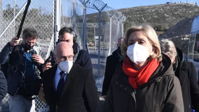 Valérie Pécresse visite le nouveau centre d'accueil des réfugiés à Samos avec sa délégation. ALAIN JOCARD / AFP


