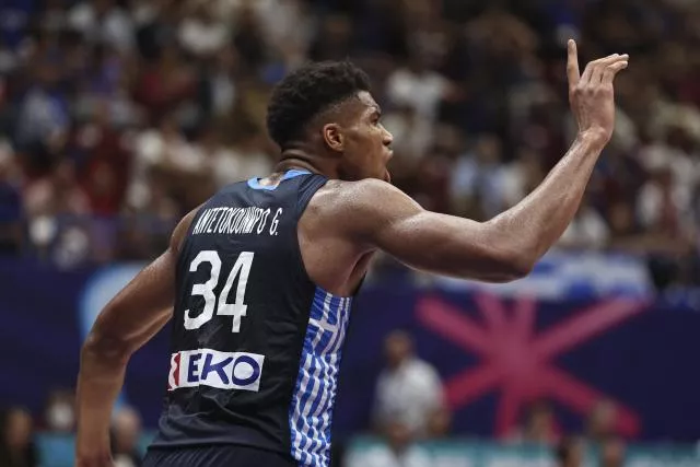 Giannis Antetokounmpo a fait gagner la Grèce dans les dernières secondes. (GIUSEPPE COTTINI/Getty images via afp)


