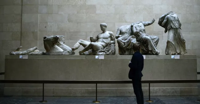 Dans la salle des marbres du Parthénon, dits "The Elgin Marbles" en anglais, d'après Lord Elgin, ambassadeur britannique à Constantinople, qui les fit envoyer à Londres en 1801-1802. Au British Museum, Londres, le 16 octobre 2014. PHOTO DYLAN MARTINEZ/REUTERS


