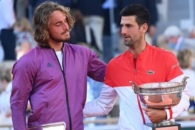 Stefanos Tsitsipas et Novak Djokovic à l'issue de la finale de Roland-Garros 2022. (P. Lahalle/L'Équipe)


