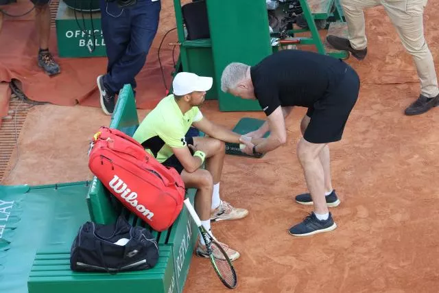 Benjamin Bonzi a fait intervenir le soigneur à 3-0 dans la première manche pour Stefanos Tsitsipas. (N. Luttiau/L'Équipe)


