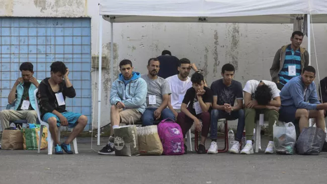 Des rescapés du naufrage attendent leur transfert vers Athènes, port de Kalamata, Grèce, le 16 juin 2023. — © John Liakos / InTime News vi AP Photo


