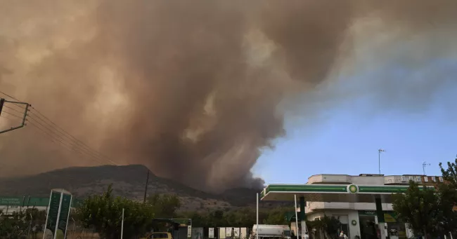 Les feux dans la région de Volos, dans le centre de la Grèce, ont provoqué l'explosion d'un dépôt de munitions, jeudi 27 juillet. Photo TATIANA BOLARI/Anadolu Agency/AFP


