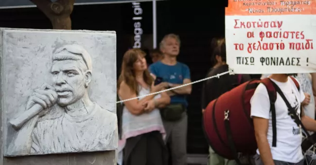 Une statue à la mémoire de Pavlos Fyssas, assassiné le 18 septembre 2013 par un membre du parti néonazi Aube dorée, au Pirée, en Grèce, le 18 septembre 2022. Photo NIKOLAS KOKOVLIS/NurPhoto/AFP


