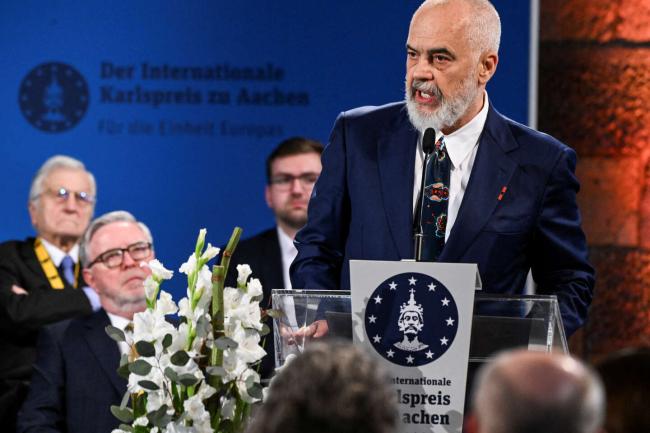 Le premier ministre albanais, Edi Rama, s’exprime lors de la cérémonie de remise du prix international Charlemagne 2024 à Aix-la-Chapelle, en Allemagne, le 9 mai 2024.  JANA RODENBUSCH / REUTERS  