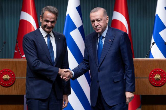 Le premier ministre grec, Kyriakos Mitsotakis, et le président turc, Recep Tayyip Erdogan, après une conférence de presse au palais présidentiel à Ankara, 13 mai 2024.  UMIT BEKTAS / REUTERS  