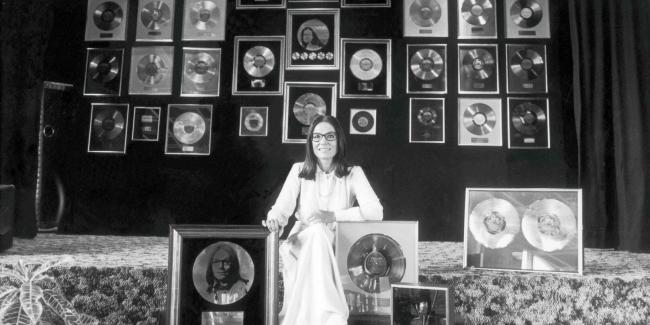
En 1975, Nana Mouskouri pose au milieu des trente-cinq disques d’or qu’elle a reçus.
 © KEYSTONE-FRANCE / GAMMA-RAPHO / KEYSTONE-FRANCE