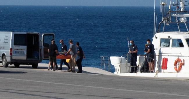 Les gardes-côtes transfèrent le corps du médecin britannique Michael Mosley, retrouvé mort après avoir disparu sur l'île de Symi, en Grèce. A Rhodes, le 9 juin 2024. 